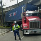 Este tráiler se siniestró en el intercambiador de tráfico que une la vía a Daule con la avenida del Bombero, luego de que su conductor intentó girar en una zona estrecha.