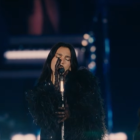 Dua Lipa cantando en su concierto en Bogotá, Colombia.