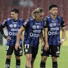 Los jugadores de Independiente del Valle salieron molestos tras caer 2-1 ante Liga de Quito.
