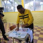 Un representante del Consejo Nacional Electoral de Honduras (CNE) prepara material electoral en un centro de votación este domingo 30 de noviembre, en Tegucigalpa.