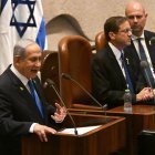 Foto de archivo del primer ministro israelí, Benjamin Netanyahu (i), en la apertura de la sesión número 25 de la Knesset mientras el presidente israelí, Isaac Herzog (c), escucha.
