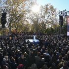El líder del PP, Alberto Núñez Feijóo, ofrece un discurso durante la concentración contra el Gobierno de Pedro Sánchez en Madrid, este domingo 30 de noviembre.