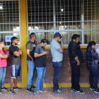 Personas hacen fila en un centro de votación este domingo 30 de noviembre, en Tegucigalpa, Honduras.