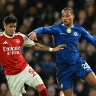 Piero Hincapié (i), del Arsenal, defiende un balón contra Joao Pedro, delantero del Chelsea.