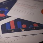 Fotografía donde se observa algunas encuestas para la segunda vuelta presidencial de Chile de las consultorías, Panel Ciudadano, de la Universidad del Desarrollo y Agenda Criteria.