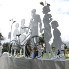 El monumento incluye una bicicleta blanca, símbolo de los ciclistas fallecidos en las vías.