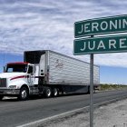 Fotografía de archivo que muestra dos vehículos transitando en una carretera en Ciudad Juárez, Chihuahua (México).