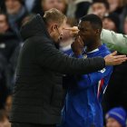 Moisés Caicedo (d) reclama al árbitro su expulsión en el cotejo entre Chelsea y Arsenal.