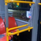 El pasajero rompió el vidrio de un nuevo trolebús eléctrico al recostarse sobre él.