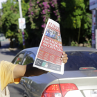 Un ciudadano sostiene la edición de El Heraldo de este lunes, a un día de las elecciones generales, en Tegucigalpa (Honduras)
