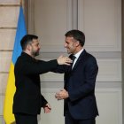 El presidente francés, Emmanuel Macron (derecha), y el presidente ucraniano, Volodymyr Zelensky, en París, Francia, el 1 de diciembre de 2025.