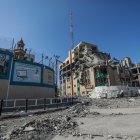 Foto de archivo de la destruida Universidad Islámica (R) cerca de la sede de UNRWA (L) tras un ataque aéreo israelí en la ciudad de Gaza.