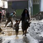 Los residentes limpian sus casas del barro en una aldea afectada por las inundaciones en el área de Meureudu, Pidie Jaya Aceh, Indonesia, el 1 de diciembre de 2025.