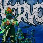 La iluminación de Nervosa se ciñe sobre la frontgirl Prika Amaral que es la líder e integrante fundadora de esta banda de thrash metal.