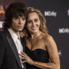 El cantante Maxx Morando y Miley Cyrus a su lelgada a la avant premiere de Avatar: Fuego y Cenizas, en Dolby Theatre de Hollywood.