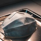 Una de las formas de protegerse contra virus, es promoviendo el uso de mascarilla.