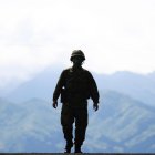 Fotografía de archivo que muestra a soldados japoneses durante un ejercicio militar en Shizuoka.