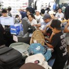 Personas comprando en una tienda del Mall del Sol aprovechando los descuentos.