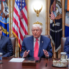 Donald J. Trump atiende preguntas de la prensa durante una reunión con su gabinete en la Sala del Gabinete