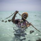 Una cultivadora de esponjas cuida sus cultivos en una granja frente a la costa de Jambiani el 25 de octubre de 2025.
