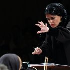 Paniz Faryoussefi, la primera mujer en dirigir la Orquesta Sinfónica de Teherán, dirige el conjunto en la Sala Vahdat de Teherán el 13 de noviembre de 2025.
