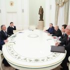 Vladímir Putin (3-D), se reúne con el enviado presidencial de EEUU, Steve Witkoff (2-I), y el yerno de Trump, Jared Kushner (3-I), en Rusia, el 2 de diciembre de 2025.