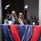 Daniel Noboa salió al balcón del Palacio de Gobierno por media hora y saludó con los asistentes.