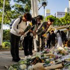 Multitud de personas depositan ofrendas florales en memoria de las víctimas del incendio en el complejo residencial Wang Fuk Court, Hong Kong, China, el 29 de noviembre de 2025.