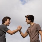 El bromance redefine la amistad masculina en medio de una creciente crisis de soledad que afecta a millonesv