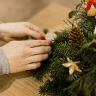 Estrategias creativas para decorar paredes, ventanas y mesas con el espíritu festivo, ideal para departamentos o casas con espacio limitado