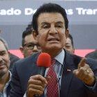 El candidato a la Presidencia, Salvador Nasralla es captado este martes, durante la presentación de la copia de las actas de votación de los comicios del domingo, en Tegucigalpa (Honduras).