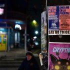 Un cartel que enumera los derechos legales y lleva el mensaje "Di no a ICE" está colocado en un poste de electricidad en Nueva Orleans, Luisiana, el 2 de diciembre de 2025.