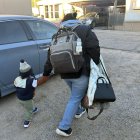 La inmigrante colombiana Yarlidis Goez-Santos y su hijo salen de su casa para el viaje de la autodeportación hacia su país de origen en Tucson, Arizona (EE.UU.).