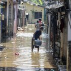 Personas afectadas por las inundaciones en Sri Lanka limpian su casa cubierta de barro y agua, el 3 de diciembre de 2025.