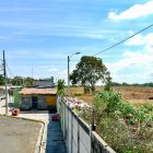 Parte de los terrenos que deben ser expropiados pertenecen a familiares del presidente Daniel Noboa; la otra área que deberá ser desalojada es donde hay viviendas.