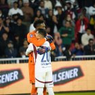 Domínguez y Cornejo de Liga de Quito en el festejo de llegar a la final de Copa Ecuador.