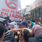 Prestadores externos del IESS protestan por pagos atrasados en Quito y Guayaquil.