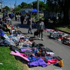 La gente camina por un mercado callejero en Villa Fiorito, en las afueras de Buenos Aires, el 19 de octubre de 2025