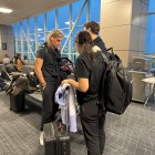 El seleccionador de Ecuador, Sebastián Beccacece (c), coincidió en el aeropuerto de Panamá con varios periodistas.