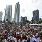 Personas durante la manifestación convocada por la oposición venezolana para exigir que el gobierno venezolano reconozca la victoria de Edmundo González Urrutia, en Miami, el 17 de agosto de 2024.