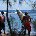 Los surfistas practican en el spot de surf de Saint-Leu, en la isla francesa de La Reunión, en el océano Índico, el 26 de marzo de 2021.