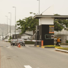 La víctima intentó huir, pero fue alcanzada y abatida en una de las calles del conjunto.