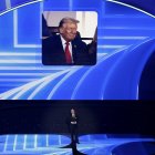 El presidente de la FIFA, Giovanni Infantino, se dirige al público con el presidente de Estados Unidos, Donald Trump.