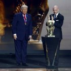 El presidente de Estados Unidos, Donald Trump (izq), recibe el Premio de la Paz de la FIFA de manos del presidente de la FIFA, Gianni Infantino.