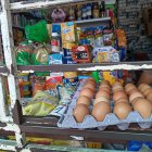 En un abasto en la ciudadela Huancavilca del sur si se vende la cubeta de huevo a 2,50 dólares-