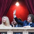 El presidente de Argentina, Javier Milei (d), saludando junto a su hermana Karina, en la Cámara de Diputados del Congreso de la Nación.