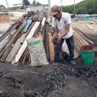Carlos Lindao, de 123 años, es el último carbonero del manglar.