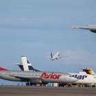 Fotografía que muestra aviones en la pista del aeropuerto internacional, Simón Bolívar este miércoles, en Maiquetia (Venezuela).