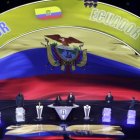 Los colores de Ecuador aparecen en el escenario durante el sorteo final de la Copa Mundial de la FIFA 2026.