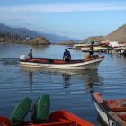 Personas navegan en una lancha el 3 de diciembre de 2025, en La Guaira (Venezuela).
